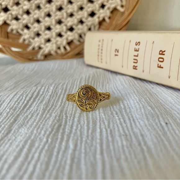 Gold Floral Signet Ring “Benecia” Victorian Oval Flat Bohemian Femme - Picture 5 of 12